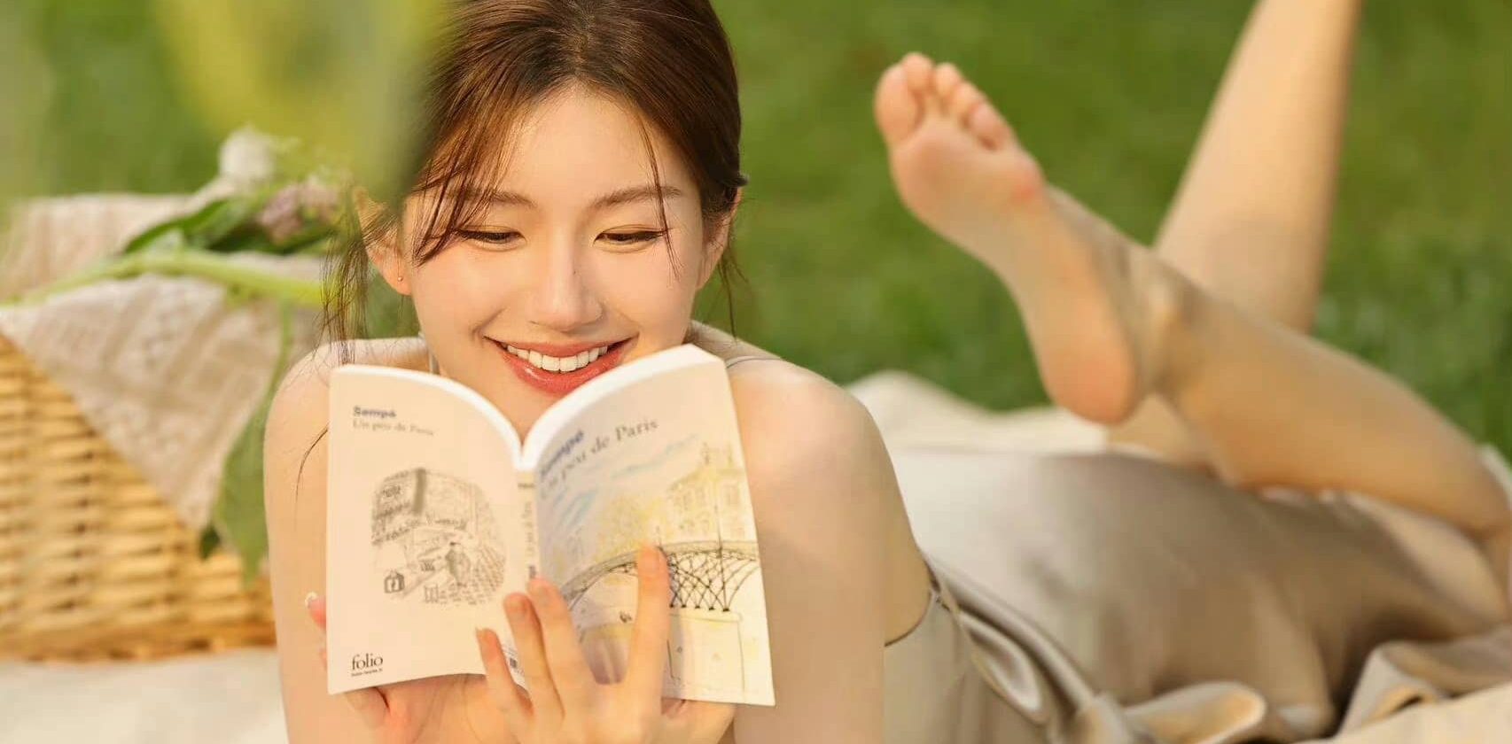 赵露思甜美吊带裙穿搭，这小脚丫太调皮了吧