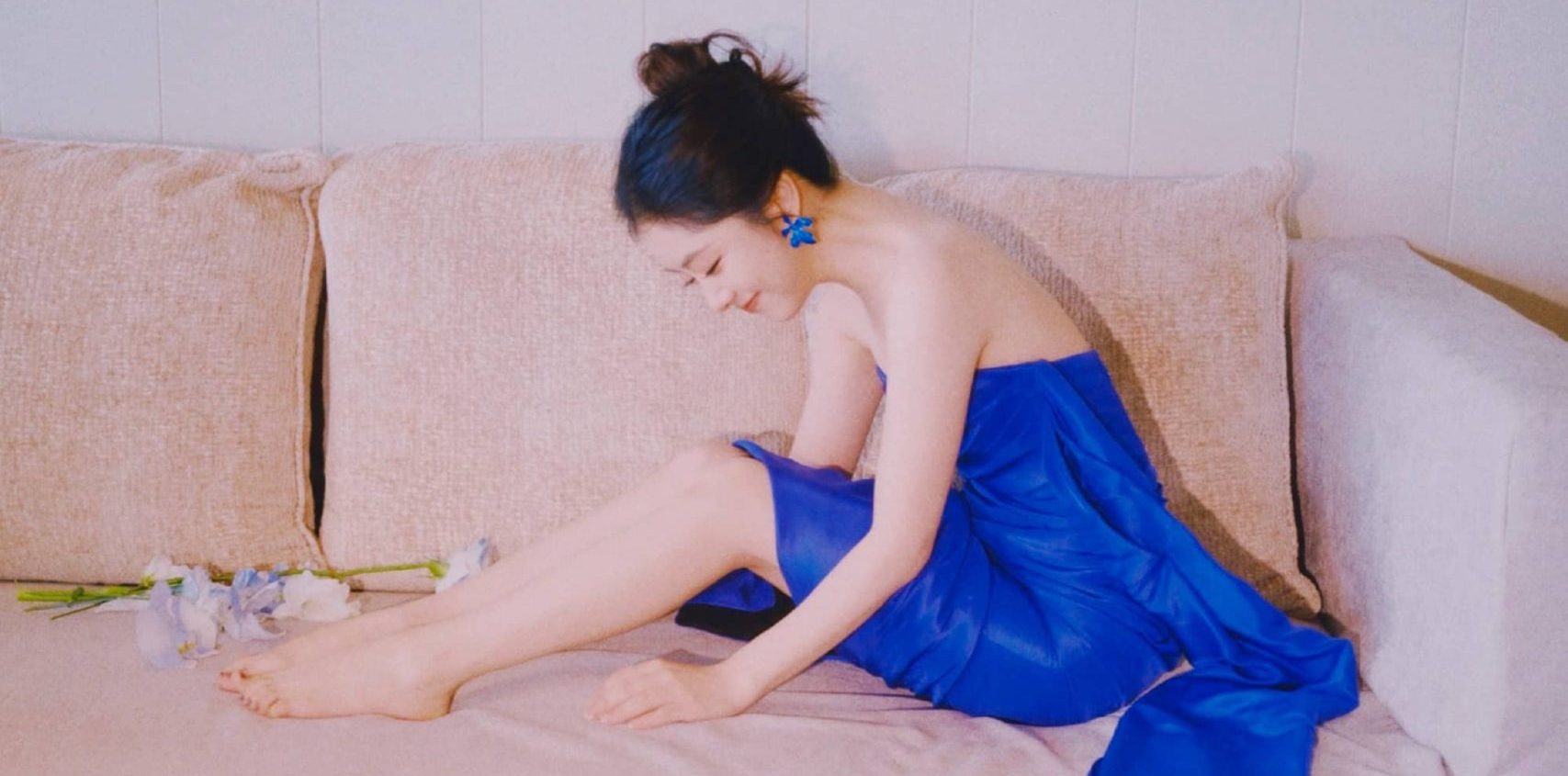 谭松韵光脚丫少女感写真精选