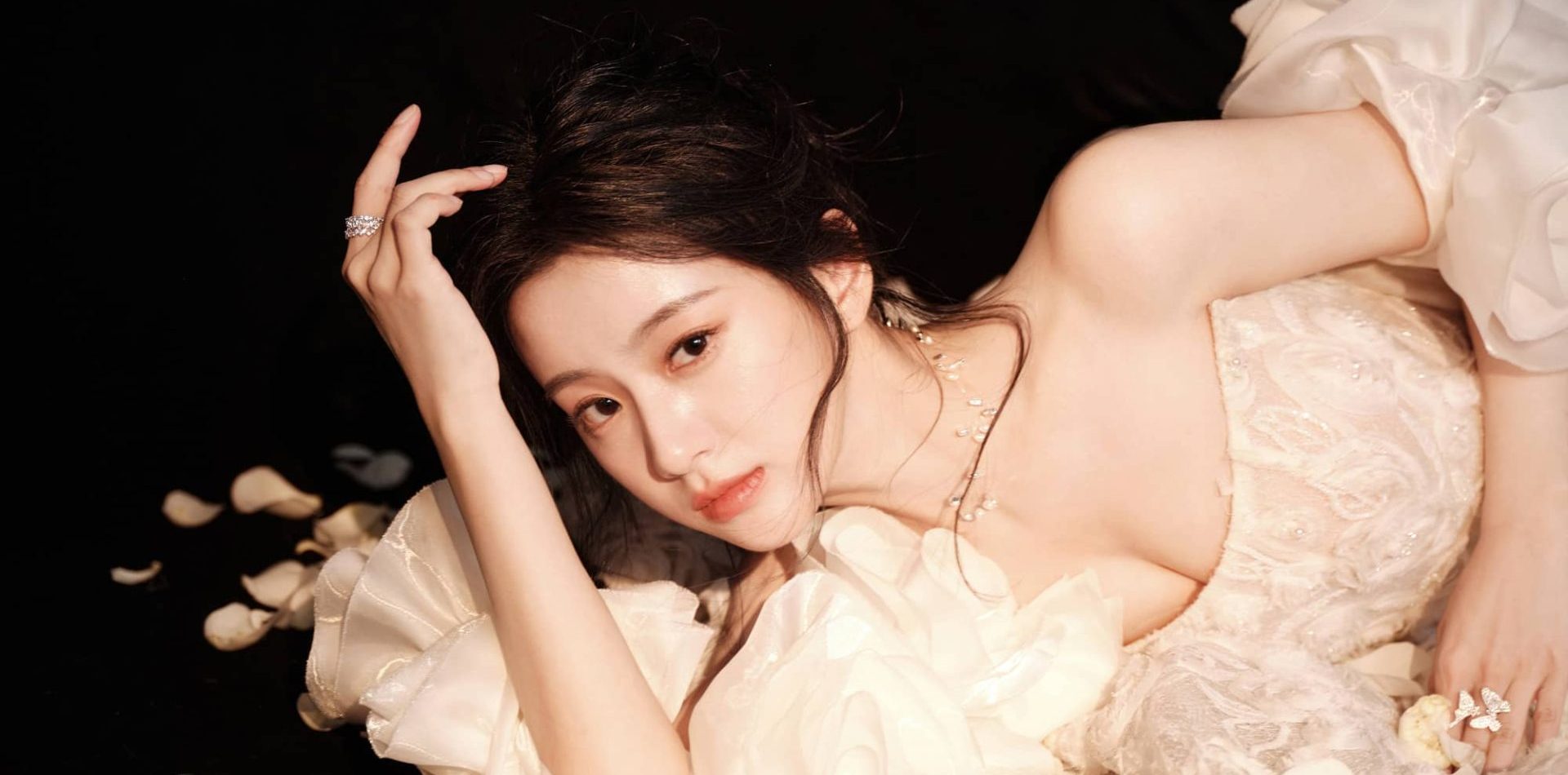 包上恩穿搭写真，白玫瑰婚纱，浪漫绽放