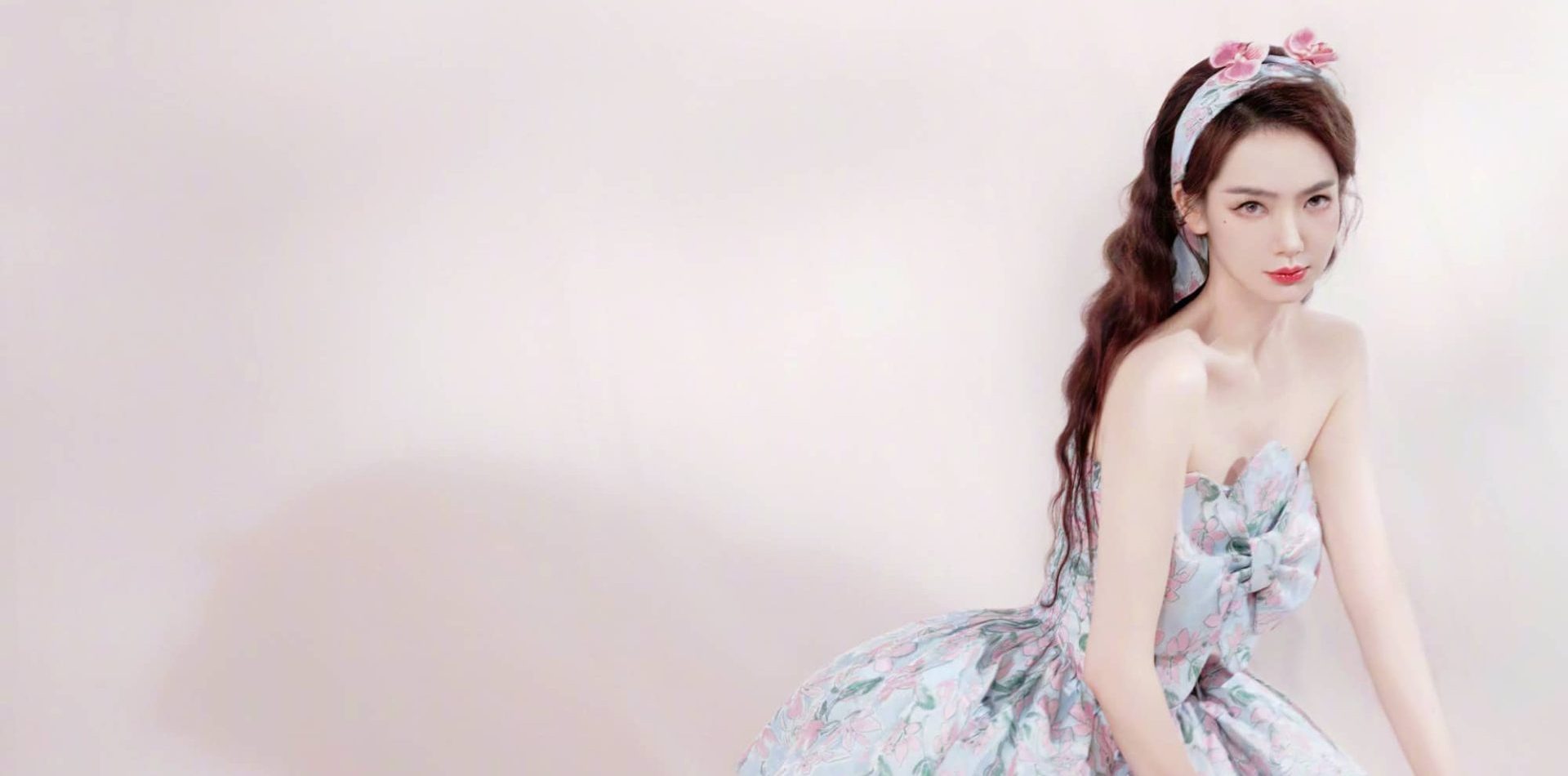 戚薇姐姐，优雅不设限，美腿写真精选