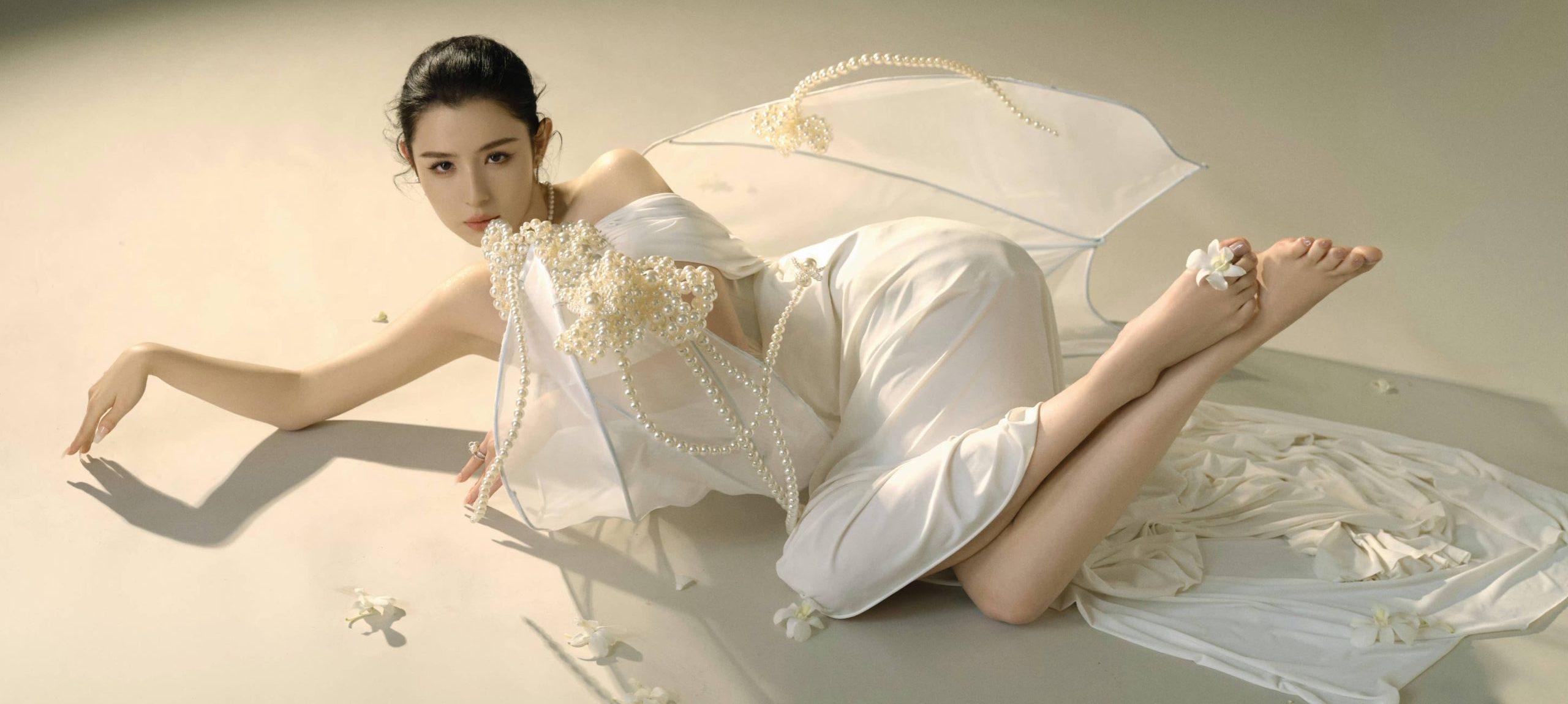 哈妮克孜壁纸：光脚美腿美图集