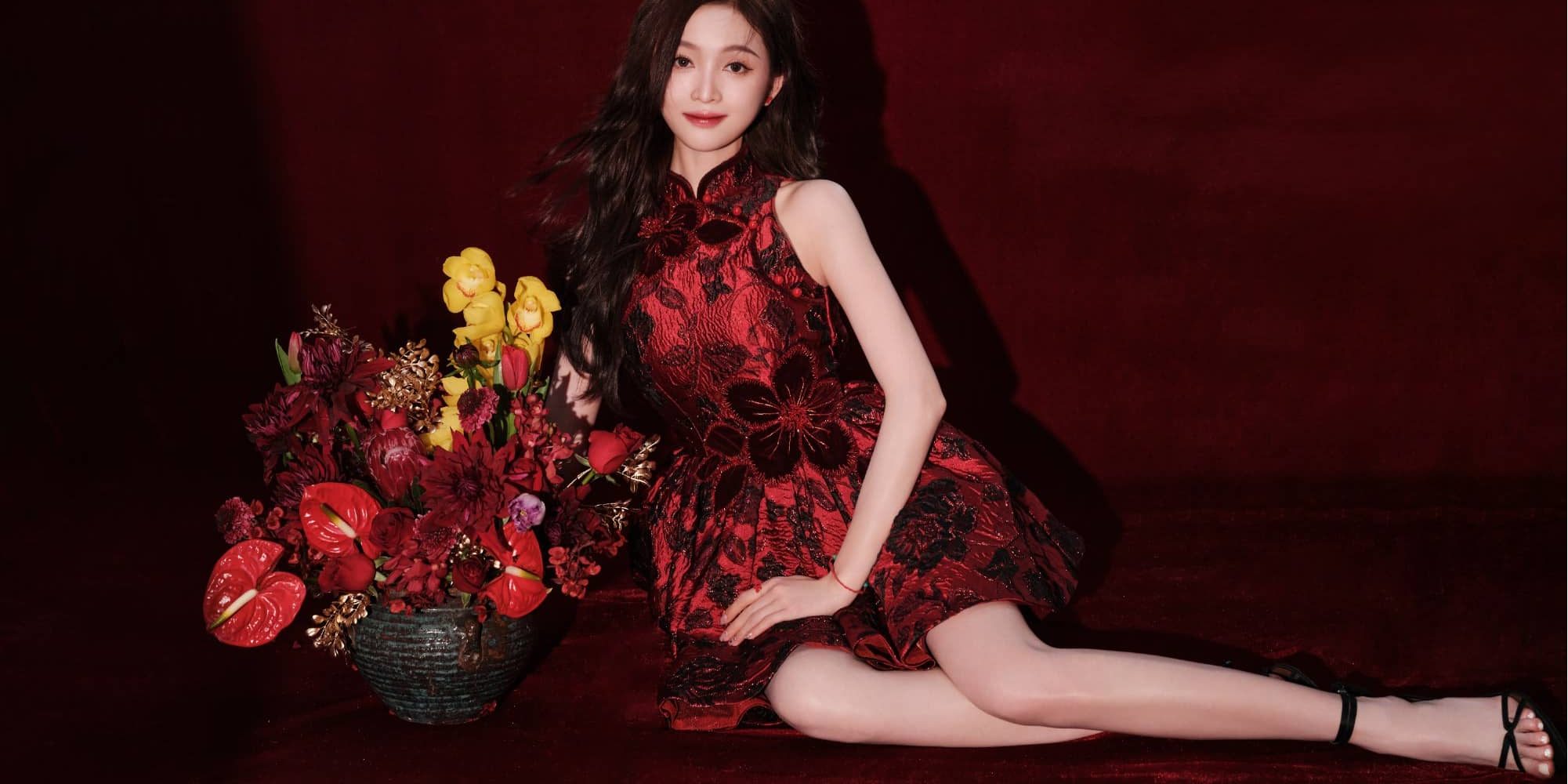 吴宣仪国风旗袍，温婉可爱，美腿吸睛