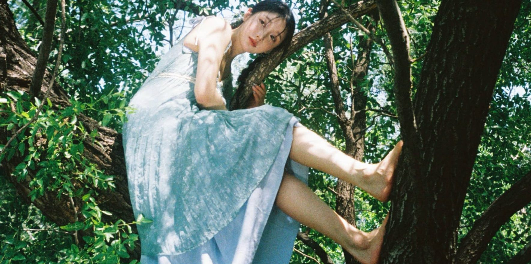 姜贞羽少女感穿搭精选：光脚美腿，甜美温柔