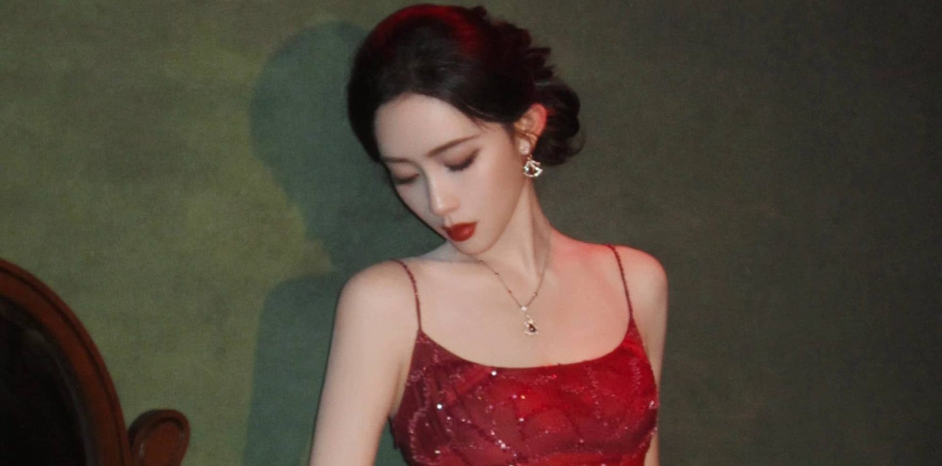 孟子义优雅礼裙穿搭，霜色为底，漾开红色漩涡