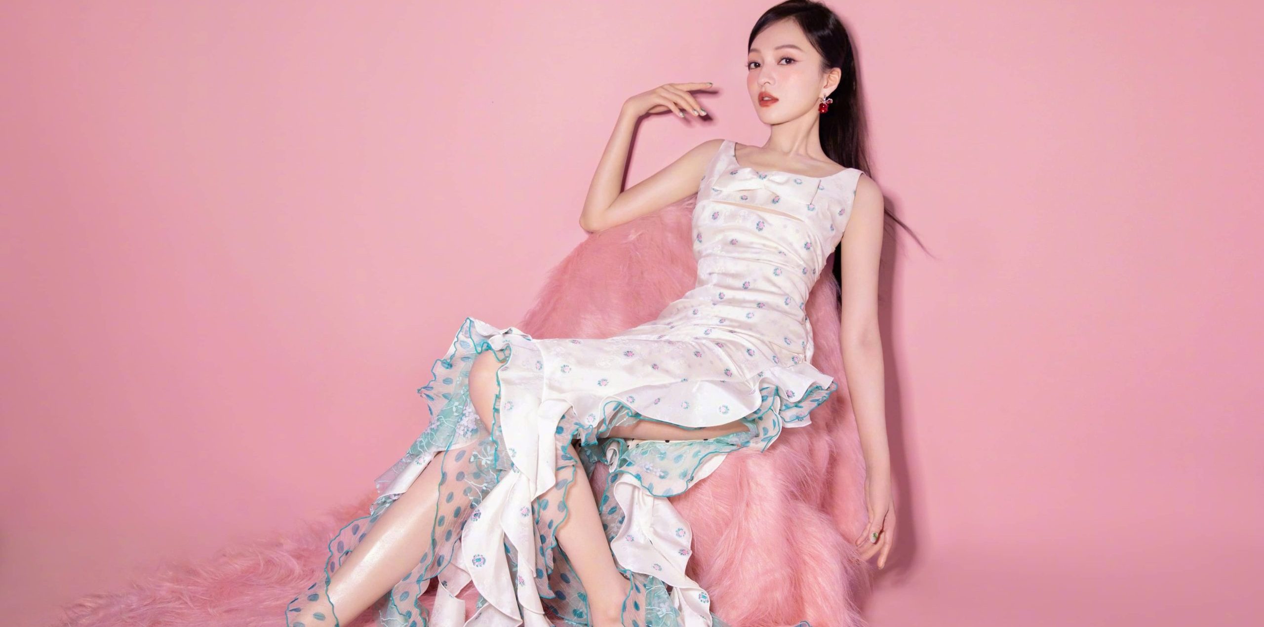 张韶涵全面屏壁纸，碎花裙美腿妆造写真
