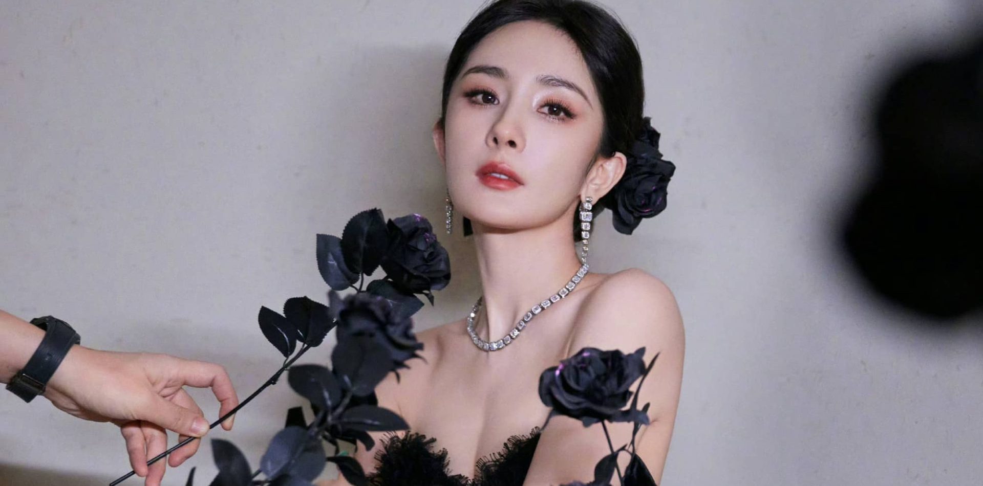 杨幂，优雅的黑天鹅，绽放独有的魅力