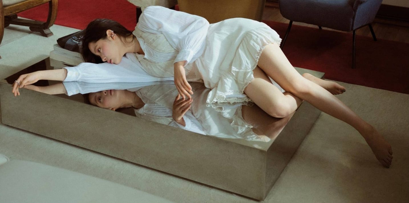 欧阳娜娜写真壁纸：光脚丫少女感小姐姐