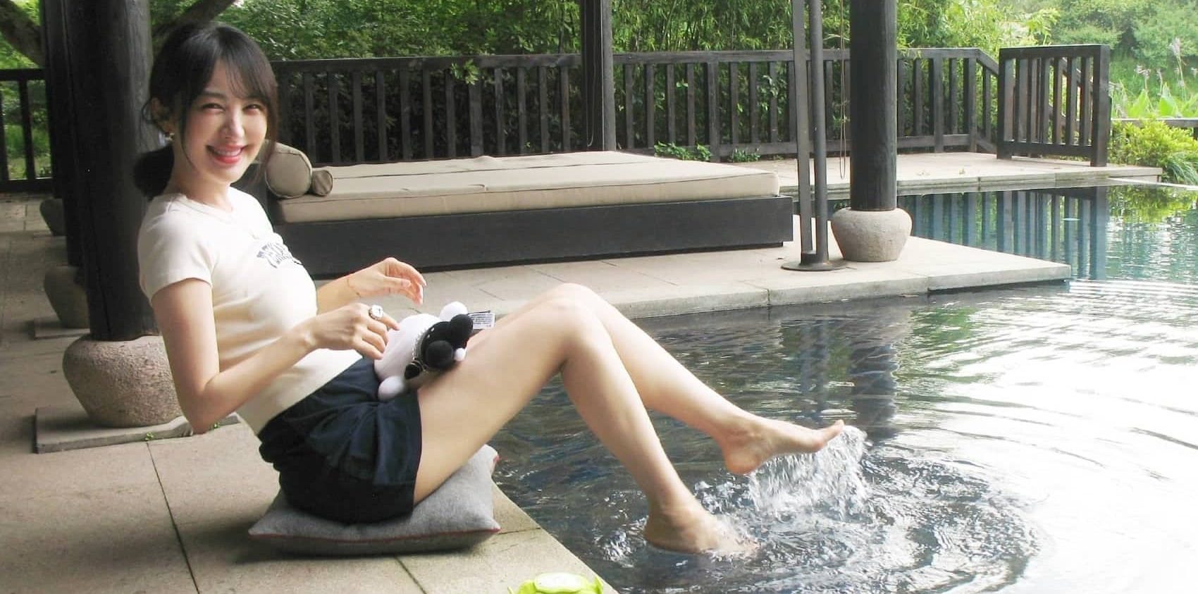 李菲儿，小脚丫很可爱