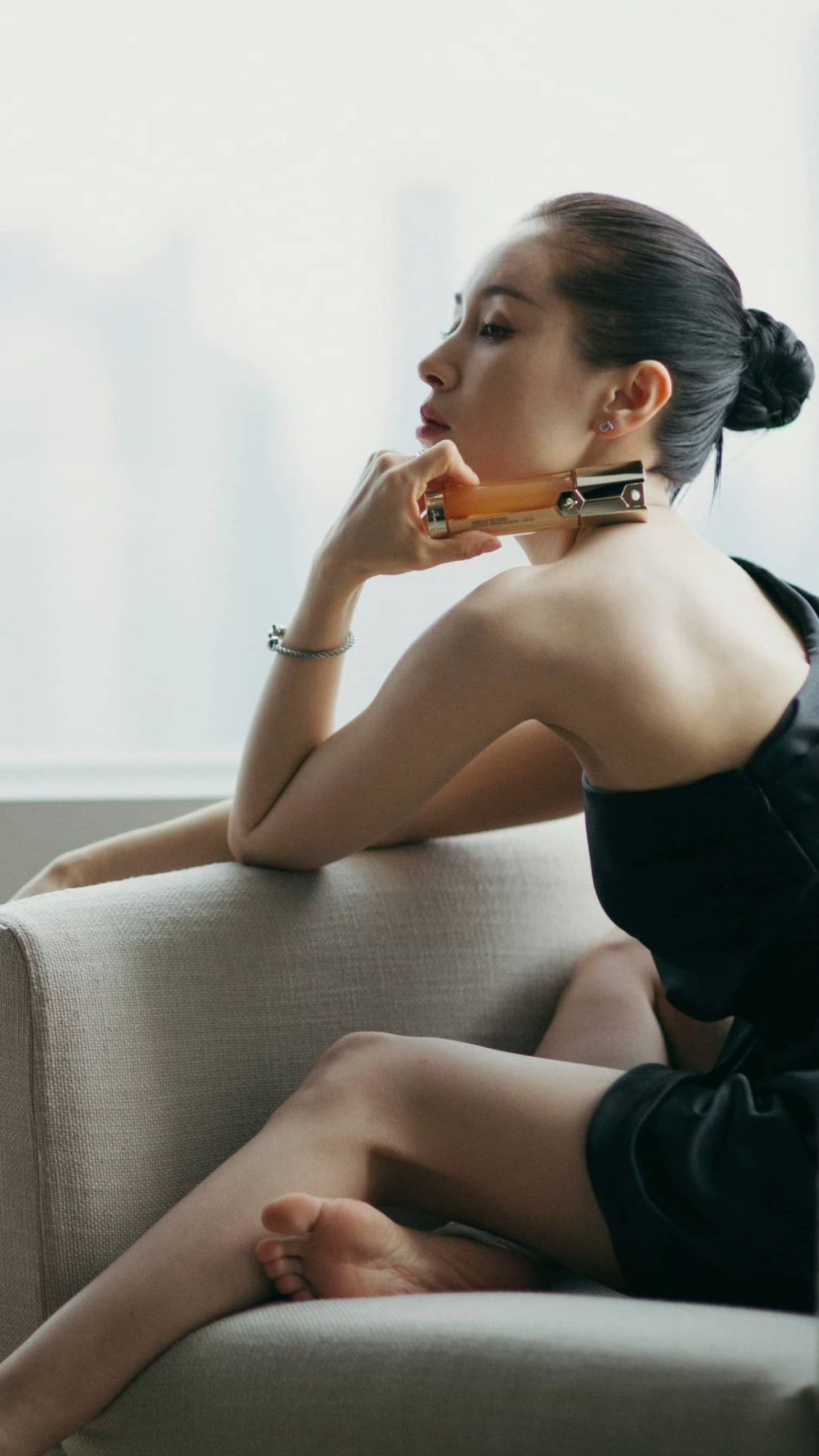 王子文，黑裙居家，沙发美图壁纸